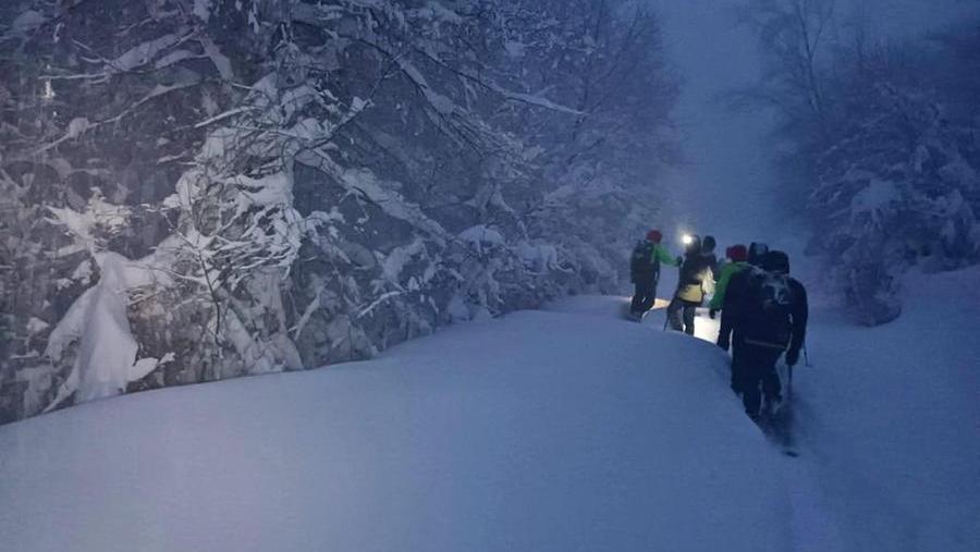 Neve in Toscana, notte da incubo per un gruppo di escursionisti. Allerta “gialla” anche per il ghiaccio – Video