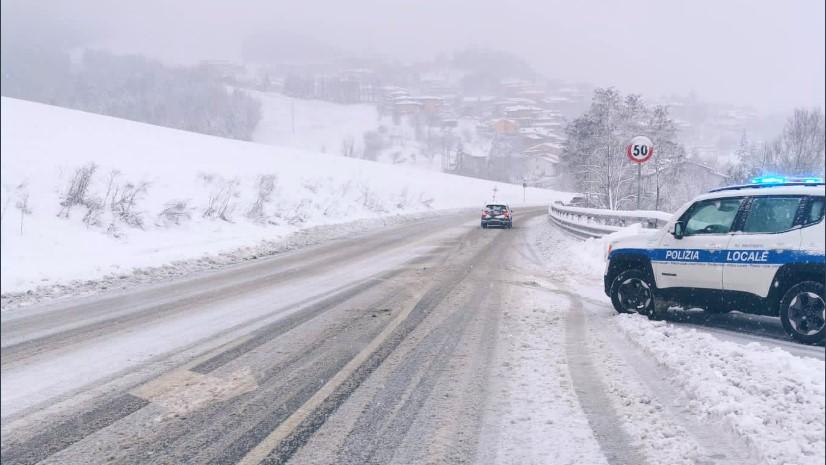 Serramazzoni, neve e ghiaccio: problemi alla circolazione sulla nuova Estense. Caduti oltre 90 centimetri a Passo delle Radici