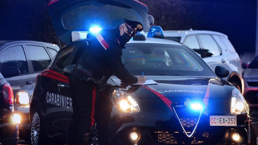 Aggredisce autista di un bus e vigilante, poi inveisce contro i carabinieri: arrestato