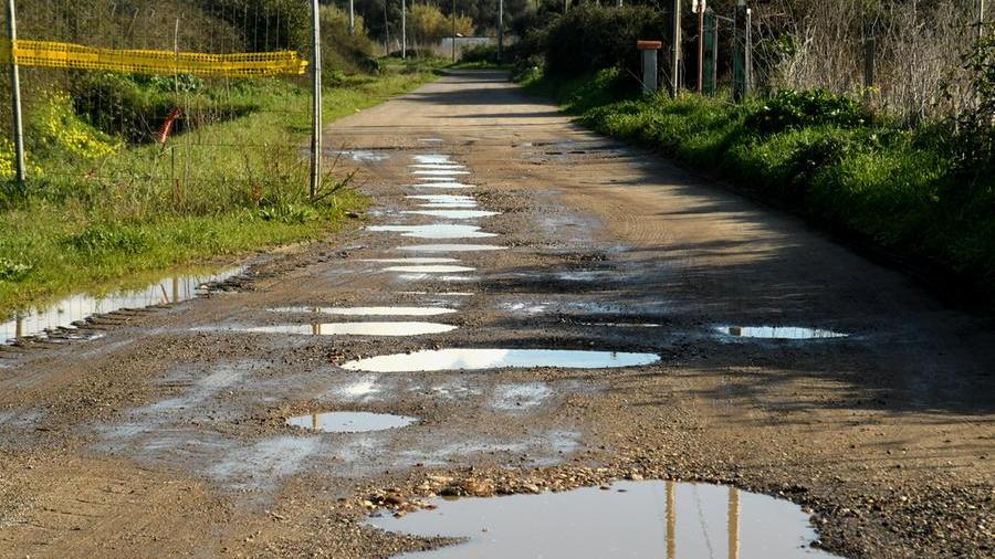 La strada che dal prolungamento di via Cairoli porta sino all'argine del Tirso