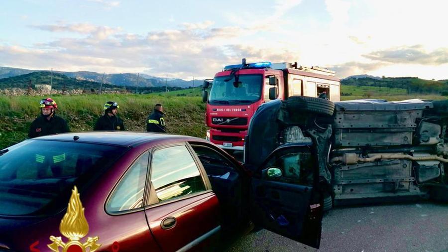 Scontro fra due autovetture sulla 199: feriti i due conducenti
