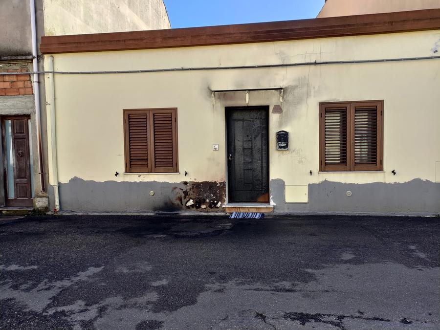 
	La facciata della casa di via Puccini annerita dall'incendio dell'auto

