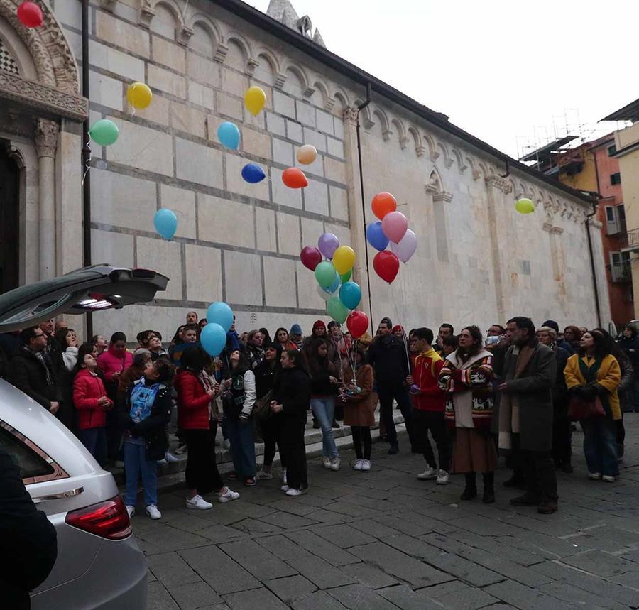 Carrara, palloncini colorati per l’addio al piccolo Michele