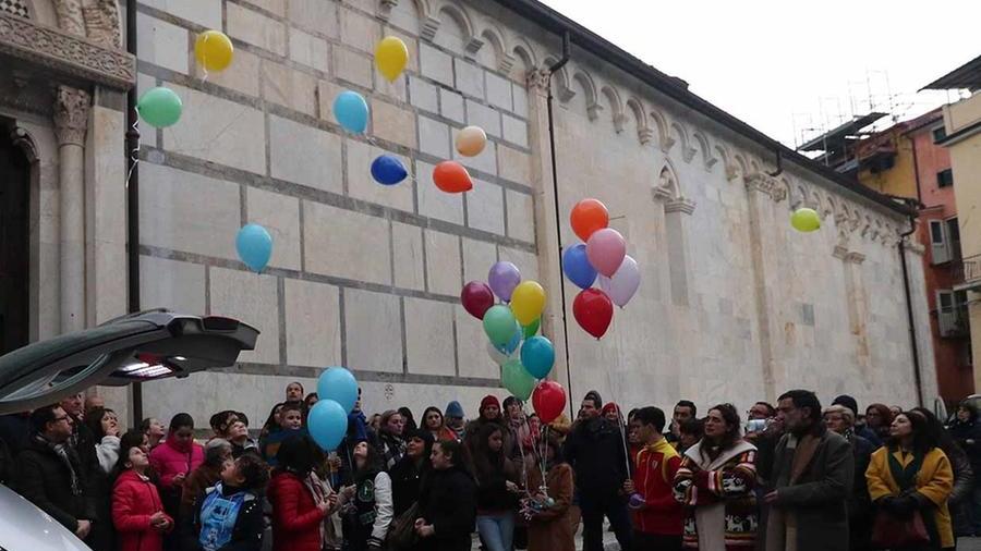 Carrara, palloncini colorati per l’addio al piccolo Michele