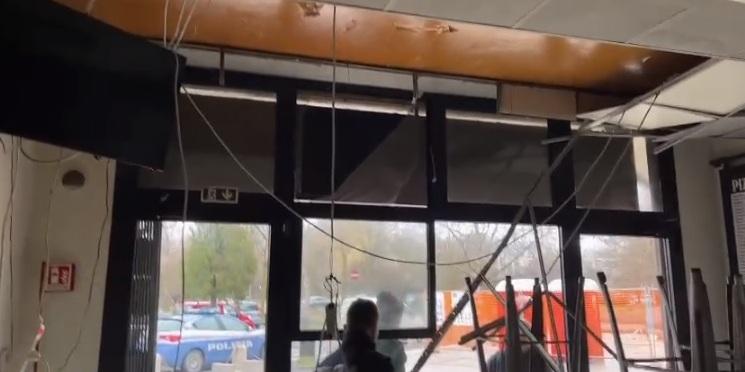 Modena Per rubare sfondano il controsoffitto Danni per migliaia di euro al locale 