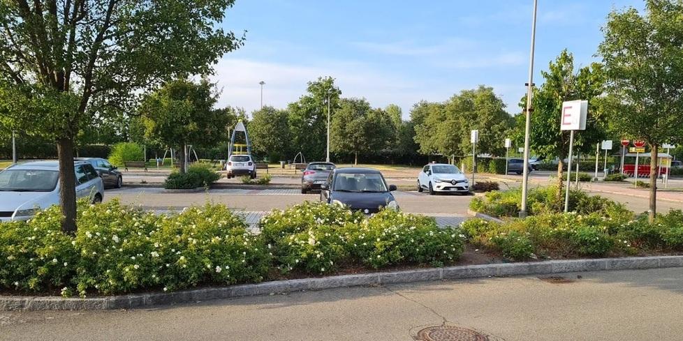 Carpi. Gli bucano la gomma dell’auto E il borsello sparisce dal sedile 