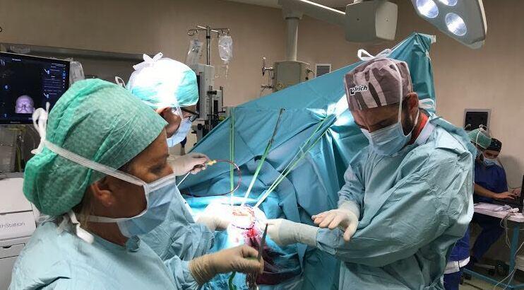 Il dottor Francesco Pieri (a destra) insieme al primario Orazio Santonocito (a sinistra con gli occhiali) in sala operatoria