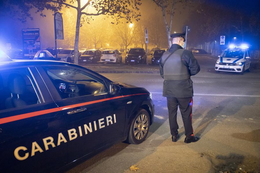 L’indagine è stata condotta dai carabinieri della Stazione di Navacchio dopo aver ricevuto la denuncia il 6 gennaio da parte della mamma del ragazzino costretto a cedere le scarpe  a due amici che lo avevano minacciato anche con un coltello
