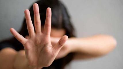 Presa a testate dal compagno: finisce in ospedale con il naso rotto. Picchiato anche il figlio