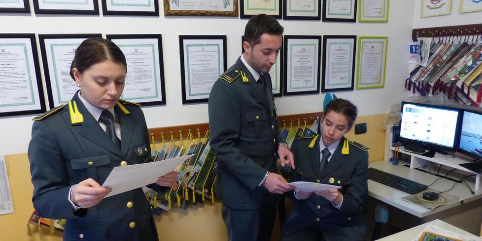 I militari della guardia di finanza al lavoro sulle carte dell’indagine
