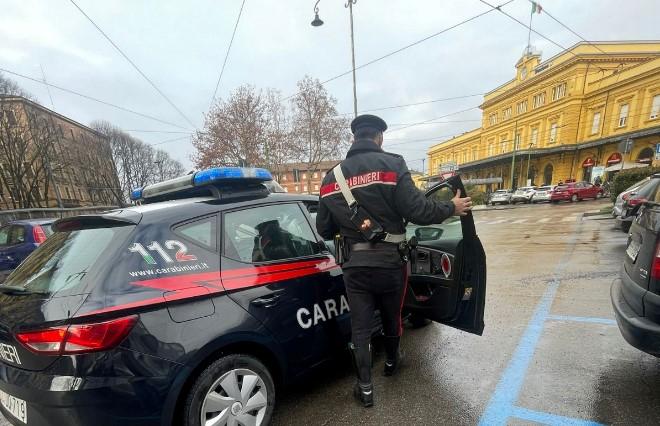 Controlli dei carabinieri in stazione e dintorni a Modena: arresti e denunce