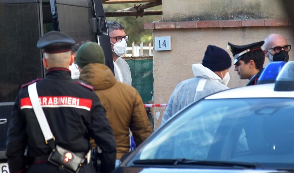 I Ris nella casa di Rosa Bechere alla ricerca di tracce di sangue