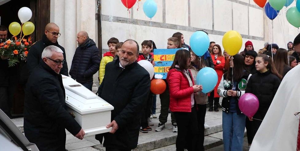 Morto a due anni nel sonno: i colori e il silenzio per l’addio a Michele nella chiesa di Carrara