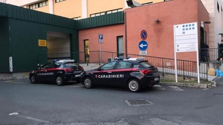 Due pattuglie dei carabinieri al pronto soccorso di Livorno (foto d'archivio)