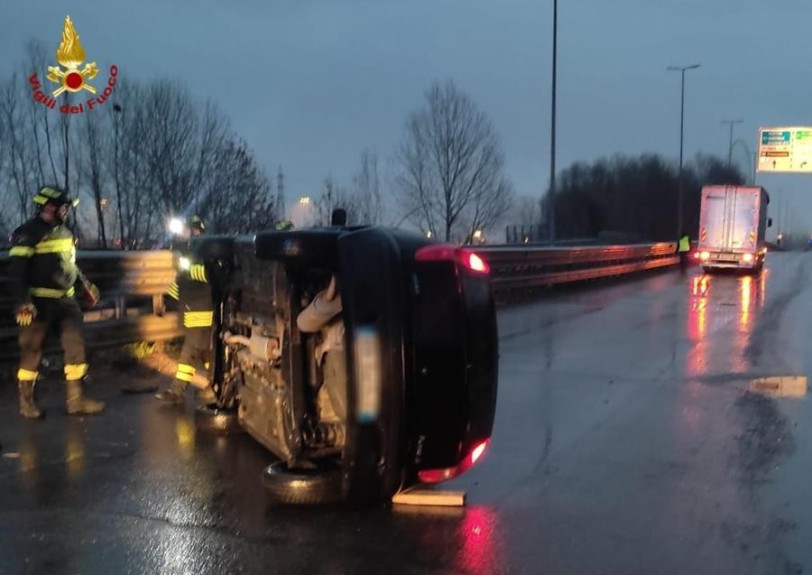 Auto ribaltata in tangenziale, nessun ferito