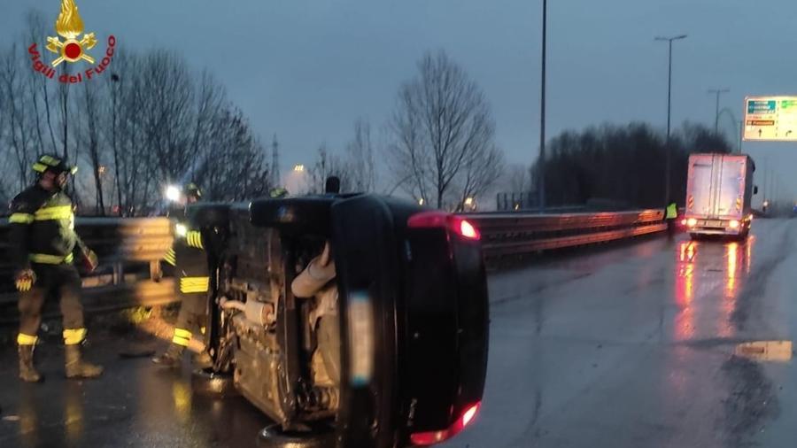Auto ribaltata in tangenziale, nessun ferito