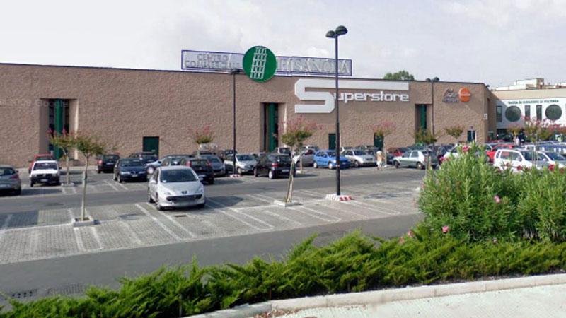 Sesso nei bagni del supermercato. Coppia scoperta da una ragazzina