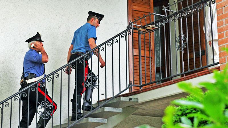 Anziano stava riposando e i ladri entrano in casa: rapinato e bloccato nel letto