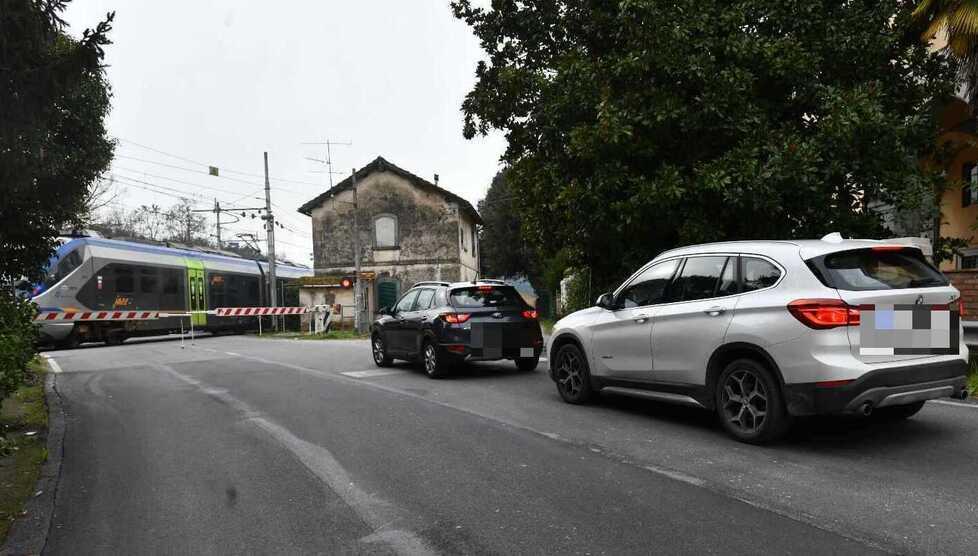 Passaggio a livello chiuso 25 minuti. Esplode la rabbia degli automobilisti