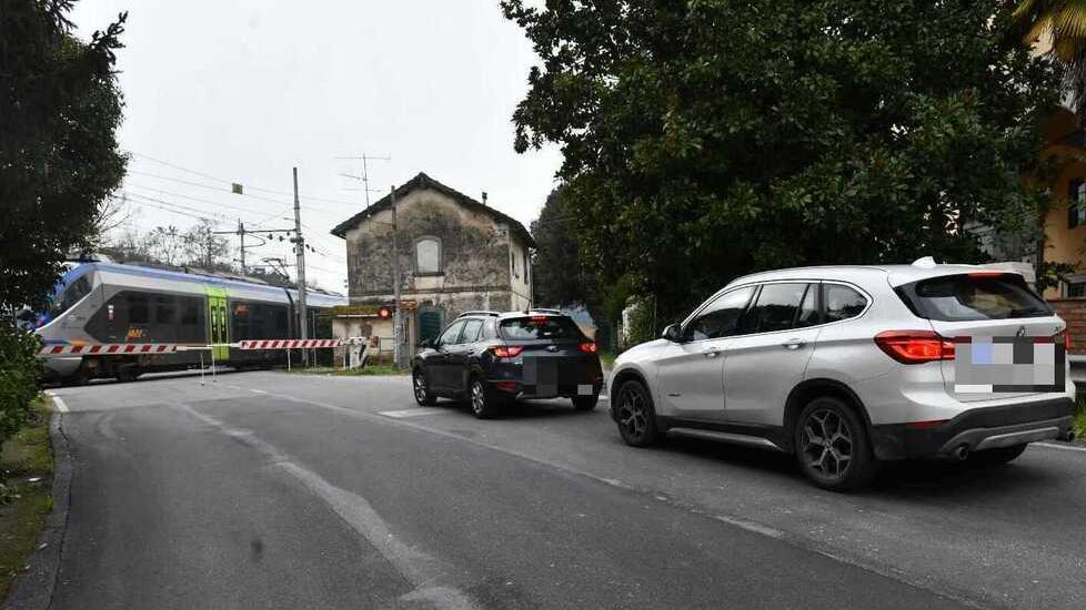 Passaggio a livello chiuso 25 minuti. Esplode la rabbia degli automobilisti