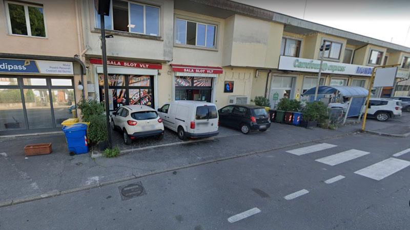 Entra con il cappuccio per rapinare la sala slot, ma il dipendente lo riconosce: arrestato