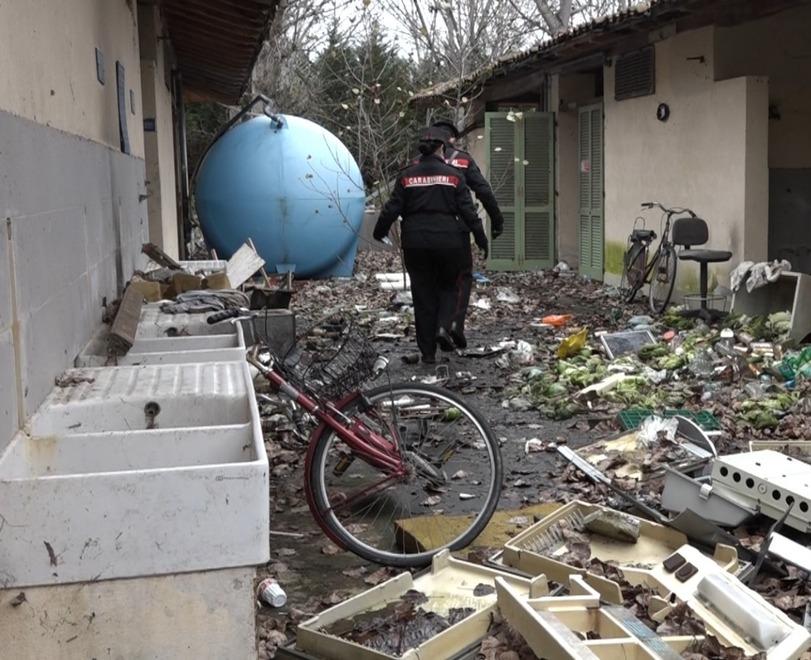 Trovato morto da giorni tra rifiuti di ogni tipo