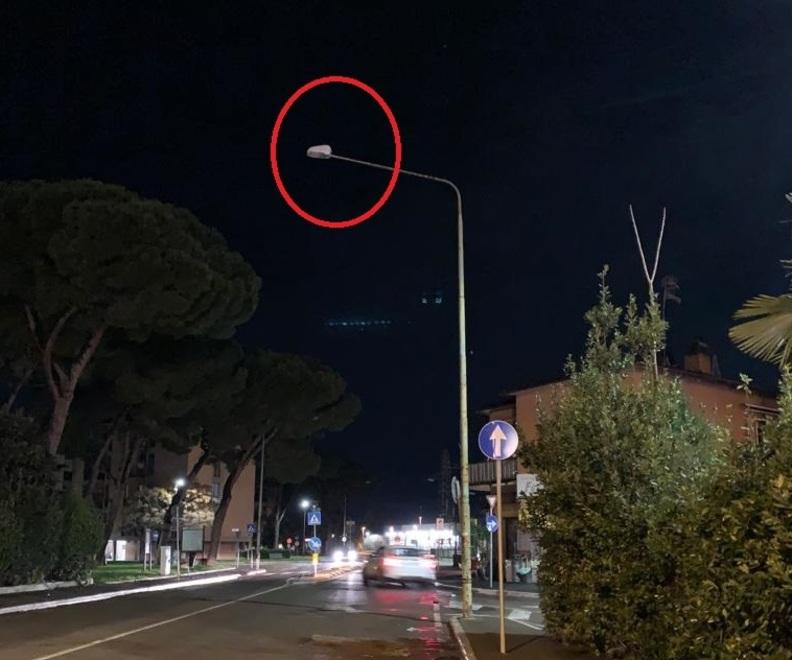 Sei lampioni fulminati nella stessa strada, i residenti: «Sicurezza a rischio»