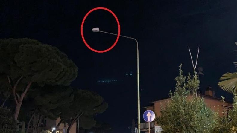 Sei lampioni fulminati nella stessa strada, i residenti: «Sicurezza a rischio»