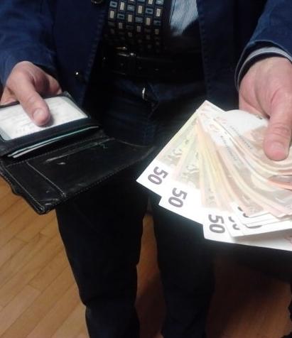 Trovano un portafogli con 700 euro: padre e figlioletta lo restituiscono