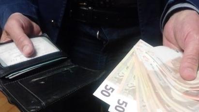 Trovano un portafogli con 700 euro: padre e figlioletta lo restituiscono