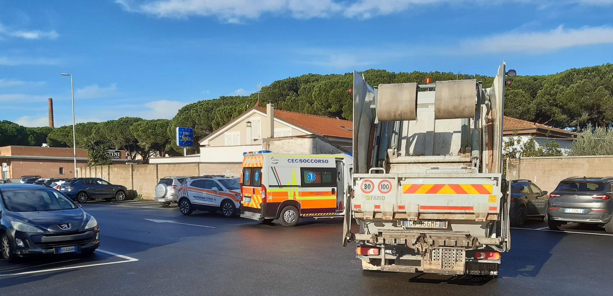 Camion dei rifiuti investe un'anziana: finisce grave in ospedale