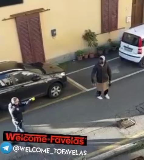 Ruba bottiglie dal supermercato e minaccia carabinieri e poliziotti: bloccato a colpi di taser