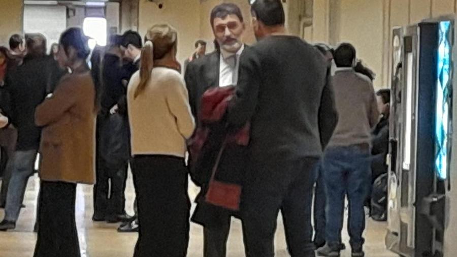 Stupro di gruppo, Apolloni e Lucarelli al giudice: «Clima goliardico, siamo innocenti». In tribunale anche il padre Cristiano – Video