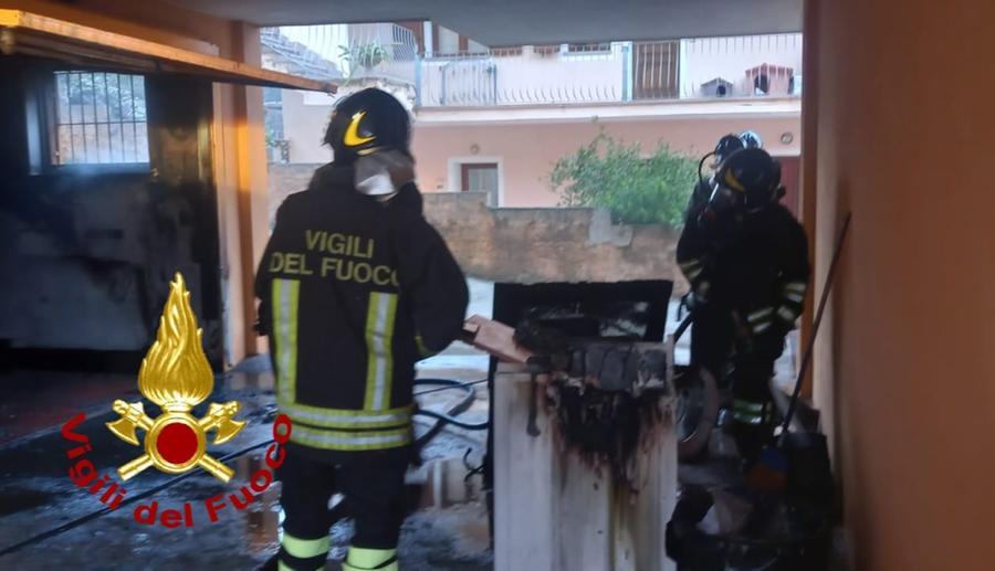 La Maddalena, incendio in un garage di via Padule