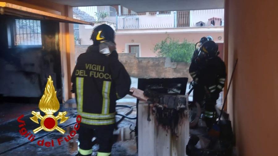 La Maddalena, incendio in un garage di via Padule