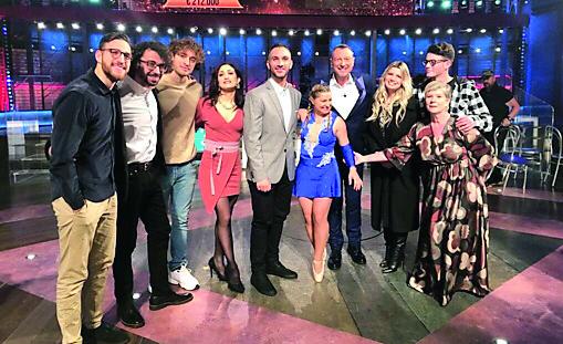 Fabio Loi al centro con il gruppo di Amadeus