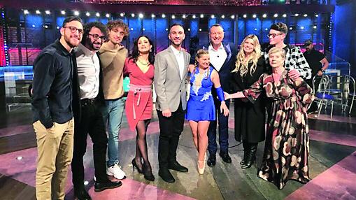 Fabio Loi al centro con il gruppo di Amadeus