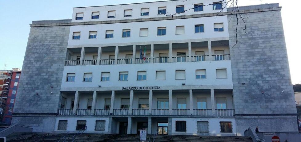 Nuoro, i bambini litigano fuori da scuola e fra genitori finisce a pugni: madre e zia a giudizio