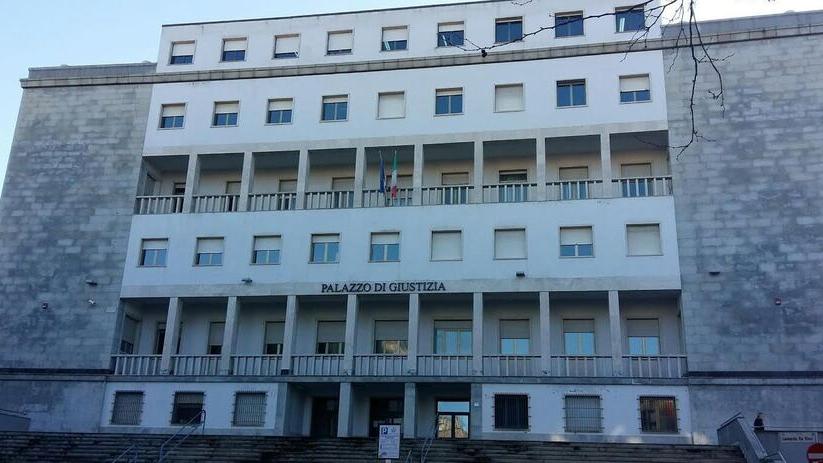 Nuoro, i bambini litigano fuori da scuola e fra genitori finisce a pugni: madre e zia a giudizio