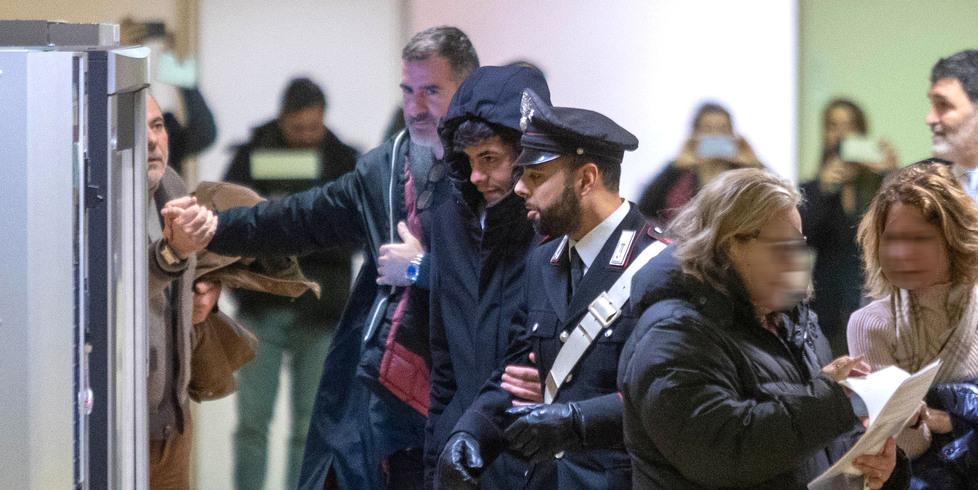 L’arrivo in tribunale di Mattia Lucarelli con il padre Cristiano