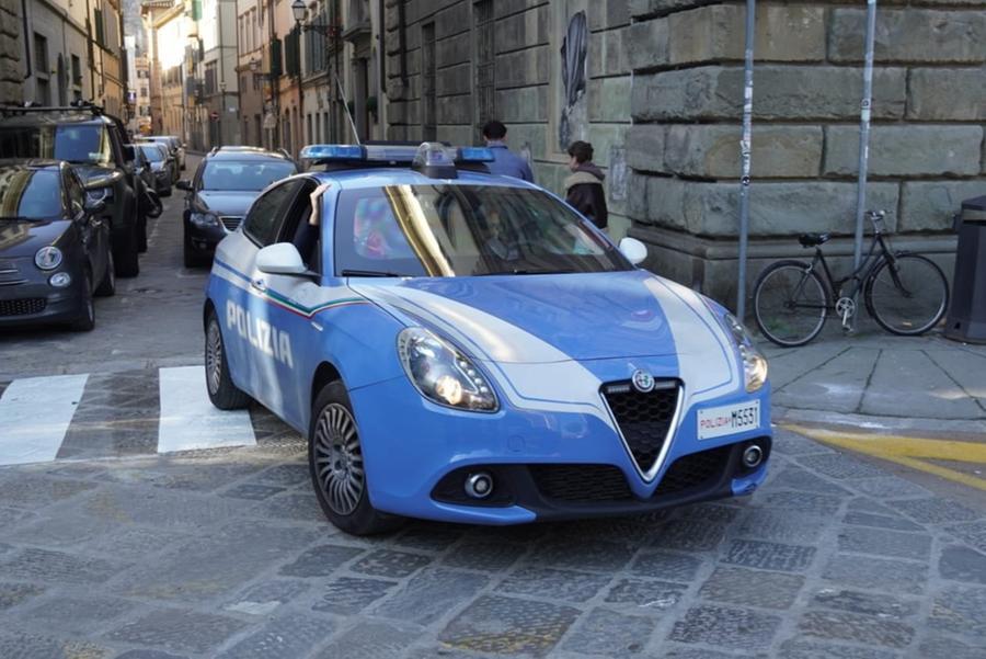 Ruba un suv nella villa dove ha vissuto, poi guida ubriaco in centro, arrestato