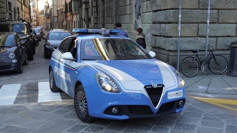 Ruba un suv nella villa dove ha vissuto, poi guida ubriaco in centro, arrestato
