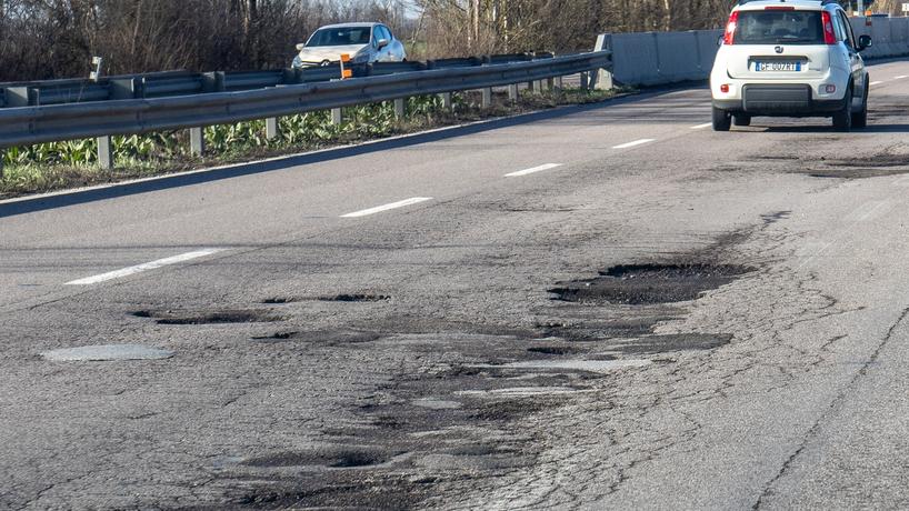 Ferrara, danni alle auto in transito per le buche in Superstrada