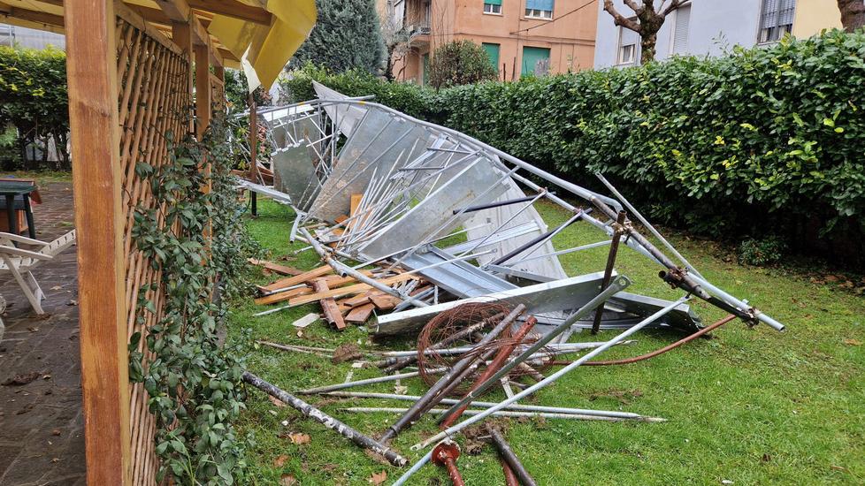 Modena. «La maxi impalcatura dei vicini ci è crollata in giardino per il vento»