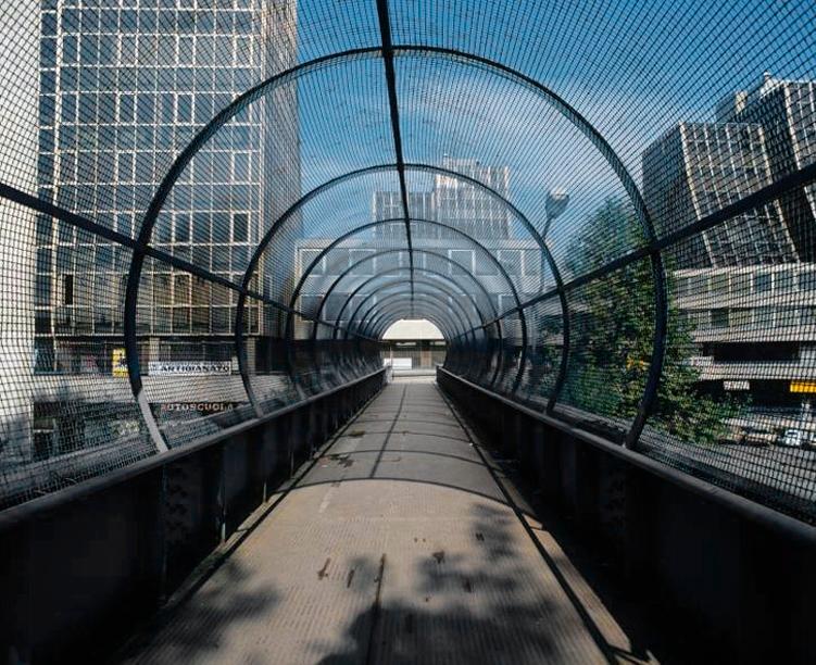 Modena. Roulette russa su via Giardini «Attraversare è impossibile»