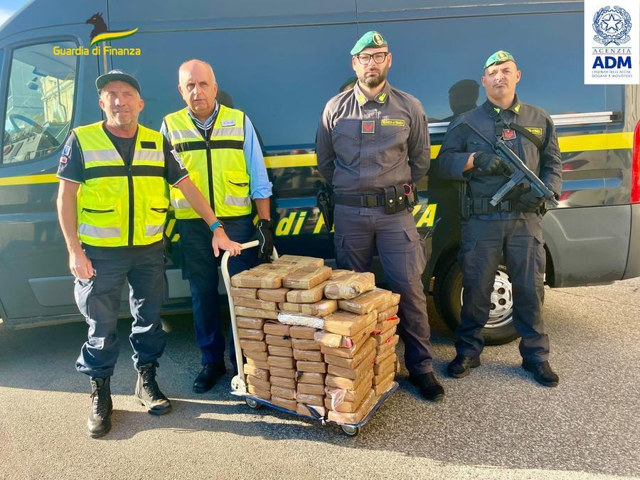 
	Militari della guardia di finanza e tecnici delle Dogane con la droga sequestrata

