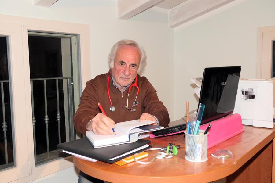 Antonio, il dottore cura i poveri gratis: «C’è chi non ha alternative»