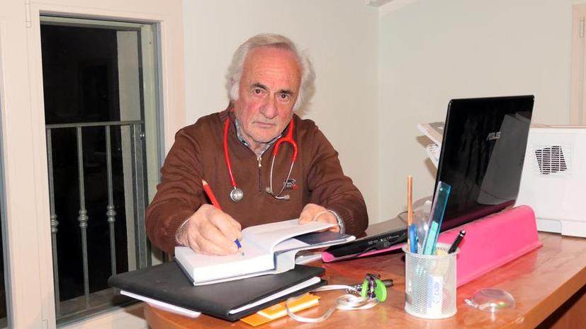 Antonio, il dottore cura i poveri gratis: «C’è chi non ha alternative»