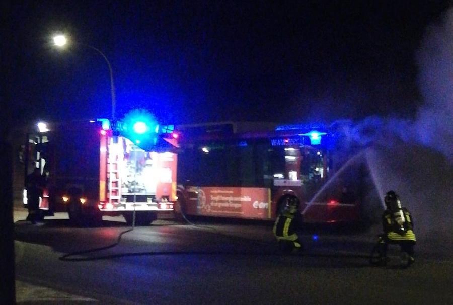 Ferrara, bus prende fuoco: paura in via Marconi