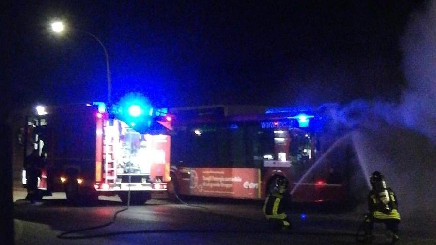 Ferrara, bus prende fuoco: paura in via Marconi